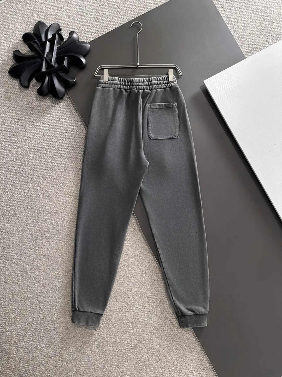 Next day shipment P360 Stone lsland/Stone Island Exclusively launches 25ss autumn and winter new high-quality trousers. Compare real-life details at will. Craftsmanship that ordinary small workshops cannot copy. Top-level ZP development. Unique imported fabric feel. Purely imported German machine production. Precision operation. Ten thousand needle density. A pair of trousers with rich details. You can see the development strength. A full set of new accessories are customized simultaneously. Simple yet elegant. Soft, delicate and comfortable. The upper body is versatile and fashionable. A perfect choice for autumn and winter. A must-have item. Loose fit. Please refer to the size chart when placing an order: S to XXL (or state your height and weight when placing an order)